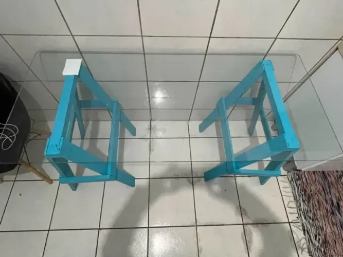 Mesa de escritório, com cavalete e tampo de vidro