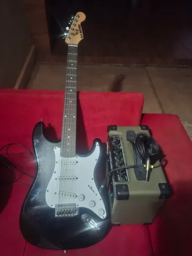 Compre essa guitarra e amplificador pra me ajudar
