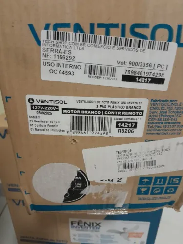 Ventiladores de teto novos na caixa