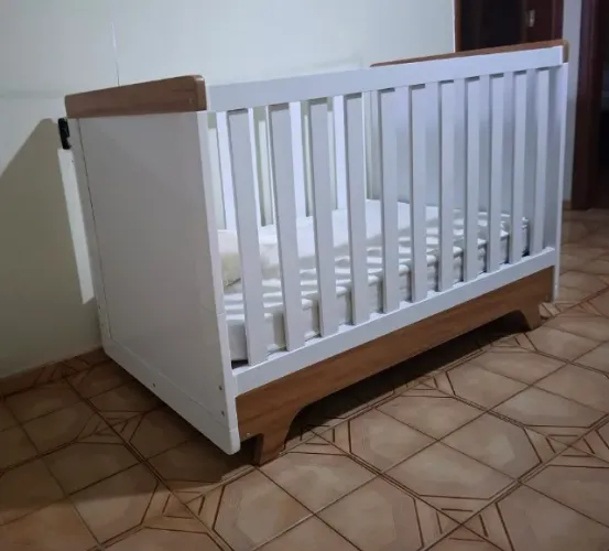 Berço Americano Branco e Madeira com Regulagem de Altura