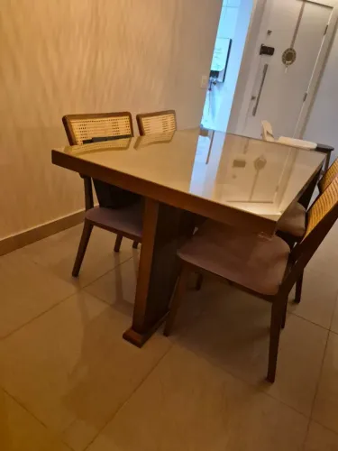 Mesa de Jantar Imbuia com 4 lugares