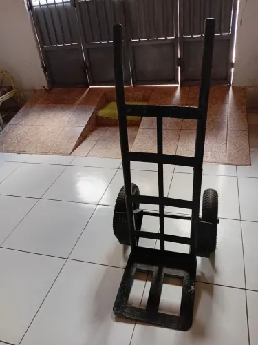 Carrinho para levar caixas de cerveja e caixas 