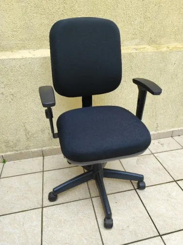 Cadeira de Escritório Giratória com Rodinhas e Braço em Tecido Preto - Cavaletti