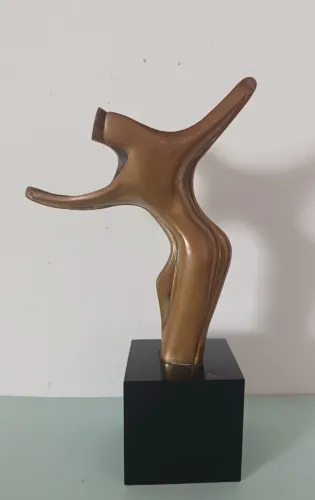 Eva Reiter - escultura em bronze assinada - 24 x 17 x 5 cm - casal