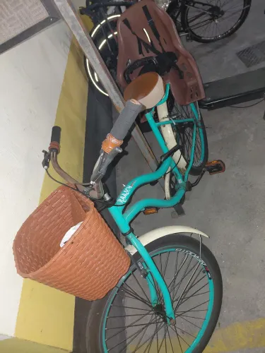 Bicicleta aro 26 retrô com cestinha, cadeirinha infantil e capa de selim