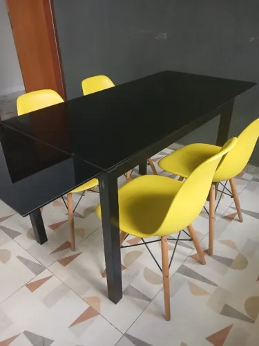 Mesa de Vidro Preto Extensível + 4 Cadeiras Amarelas Charles Eames Eiffel