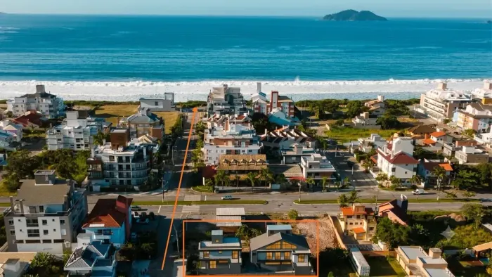 Casa de Alto Padrão a 150 Metros da Praia dos Açores  200 m², Área Gourmet e Sótão de 58 m