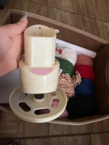 Máquina de fazer tricotim com linhas