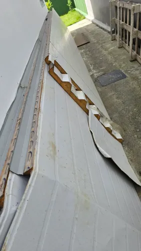 Telha sanduíche com forro branco