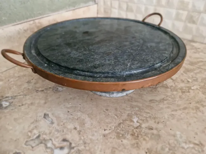 Pedra sabão redonda com alca de cobre pra carne pizza etcs