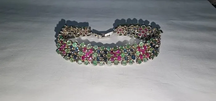 Bracelete em prata 925 com safiras, esmeraldas e rubis.<br>Apenas R$ 700,00