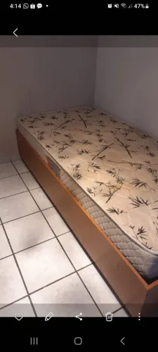 Cama de solteiro em madeira com colchão D 60