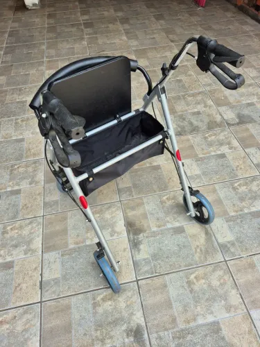 Andador adulto com rodinhas articulado