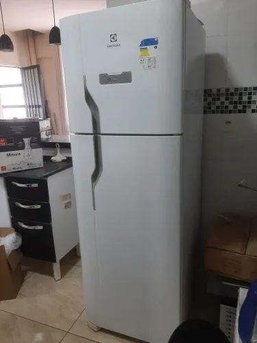 Geladeira Electrolux 371 litros, ótimo estado de conservação, toda revisada com motor novo