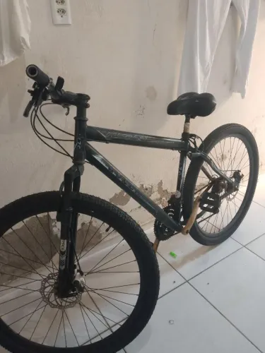 Vendo bicicleta colli aro 29 com os 2 peneus e câmara de ar novos e cela tbm é Nova