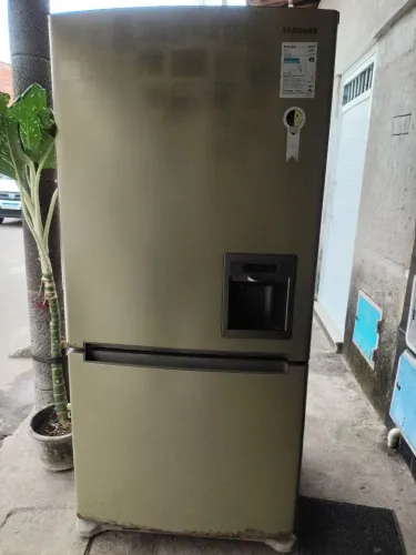 Geladeira em bom estado,com problema no LED da placa