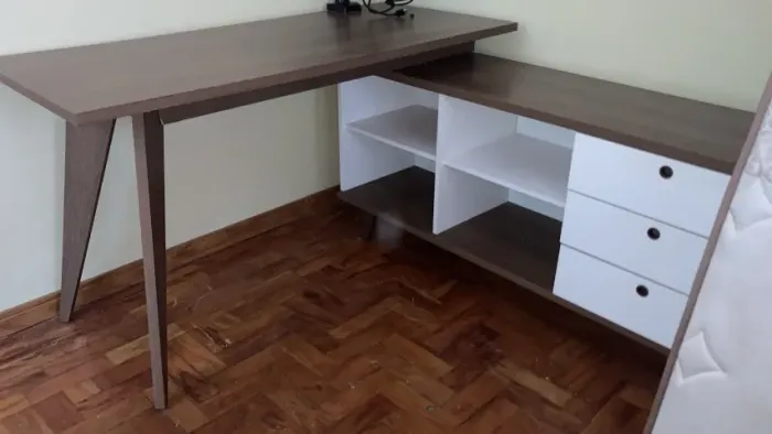Escrivaninha Madesa com gavetas e nichos - pouco uso
