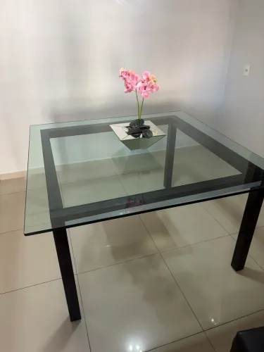 Vendo uma mesa quadrada de 1,40, pés preto e vidro com boa espessura
