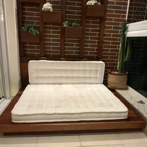 SOFÁ-CAMA / DAYBED DE VARANDA EM MADEIRA MACIÇA COM ILUMINAÇÃO LED