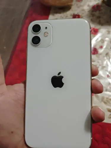Vende iPhone 11 128 gigas bateria 75% sem detalhes, funcionando tudo perfeitamente.
