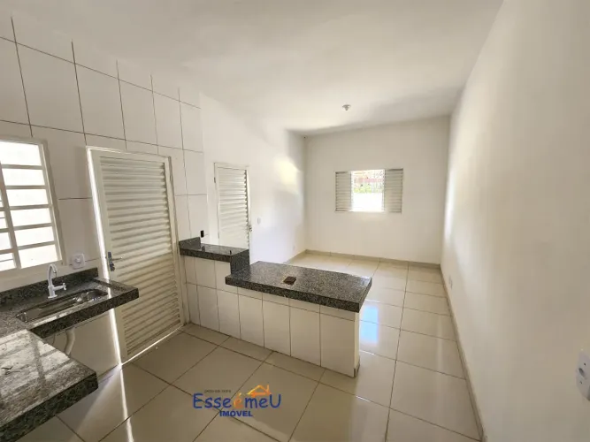 Casa de condomínio fechado com 2 quartos, um banheiro, quintal de 5 metros, sala e cozinha