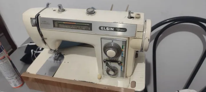 Máquina de costura Singer Zig Zag e reta.