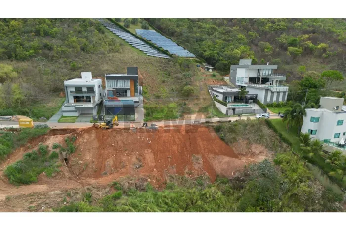 "Terreno 815m² em Escarpas : Beleza e Tranquilidade"