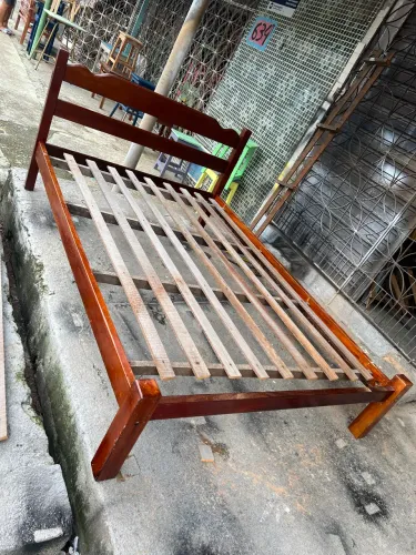 Cama de casal - madeira maciça