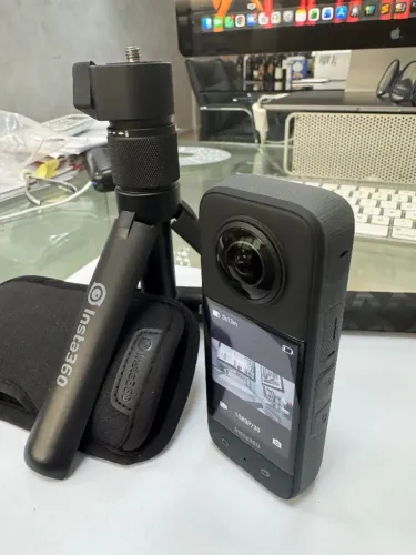 Camera Insta360 X3 5.7k 360° 72mp de Ação Com Vídeo Hdr + tripe e pau de selfie