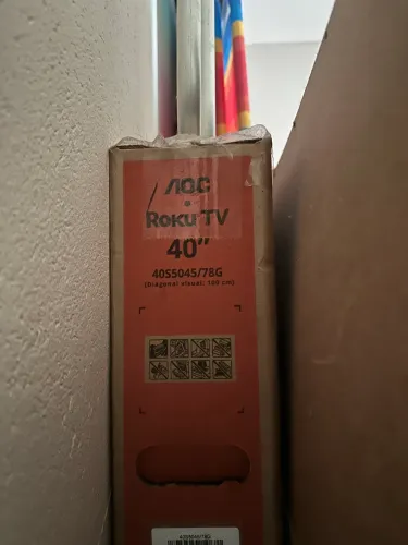 Vendo tv Roku nova 40 polegadas por 1300 mais posso negociar o valor