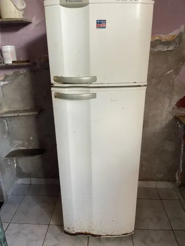 Geladeira só gela em cima