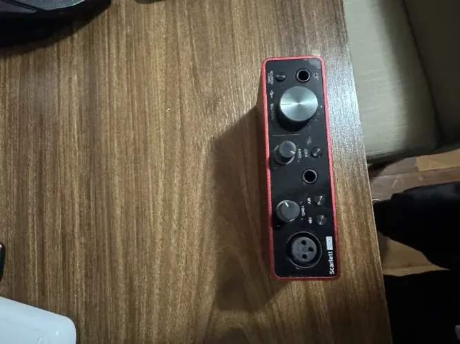 Interface de Áudio USB Focusrite Scarlett Solo (Usada)