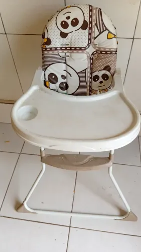 Vende uma cadeira de alimentação pra bebê.