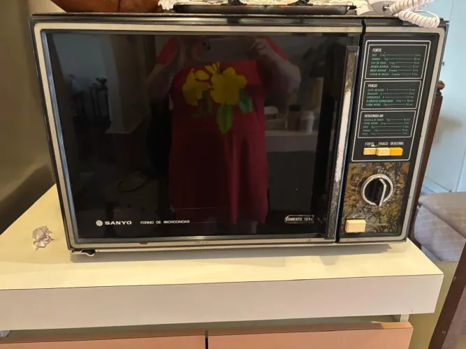 Microondas sanyo primeiro fabricado no Brasil, ainda funcionando. Peça para colecionador. 