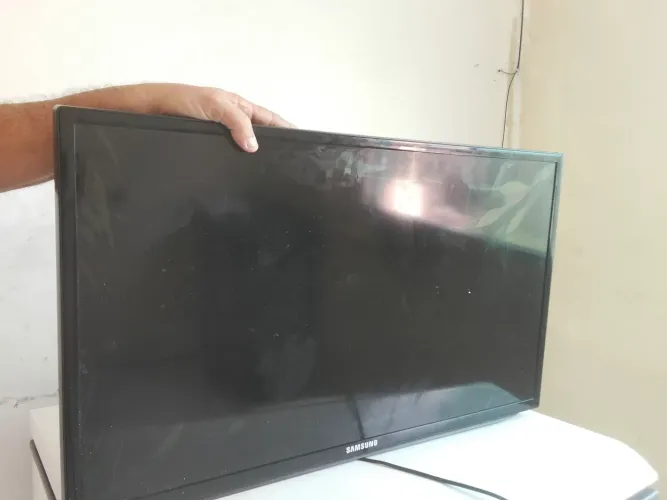 Tv Samsung 39 polegas retirada de peça