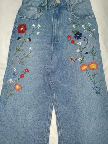 Bordados manuais em linha 