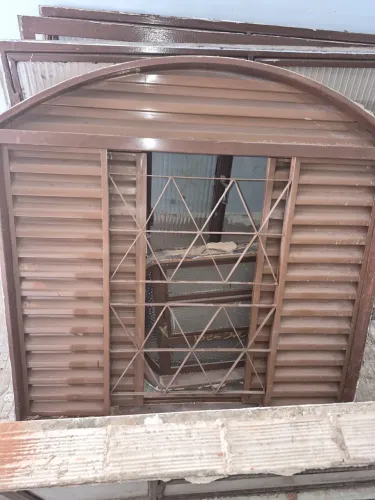 2 Janelas venezianas de ferro