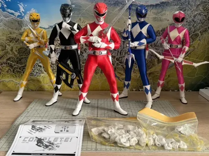 Threezero FigZero 1/6 Mighty Morphin Power Rangers Set com 5