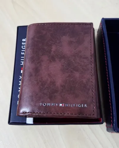 Carteira Marrom Tommy Hilfiger de Couro Novo