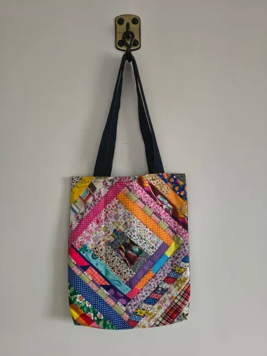 Bolsa de Ombro Média em Jeans e Retalhos