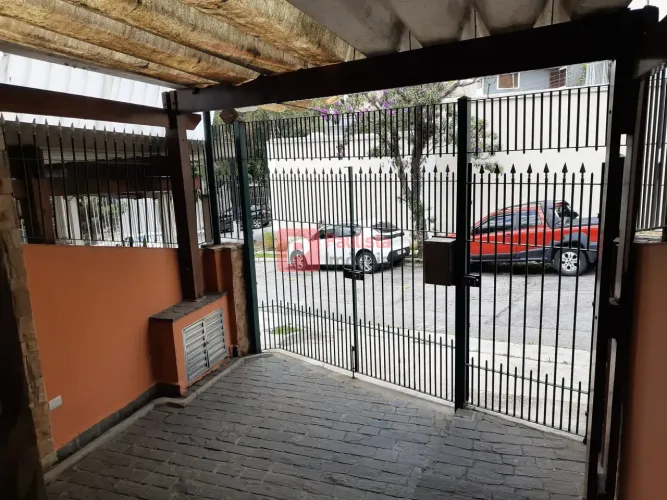 Sobrado residencial para locação, 120 m², 2 quartos, sala ampla, 2 banheiros, Edicula, chu