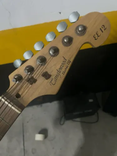 Guitarra Tangwood Stratocaster + Amplificador Marshall MG10CF - Kit Completo