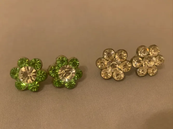 2 pares de brincos de for em zircônia verde e cristal