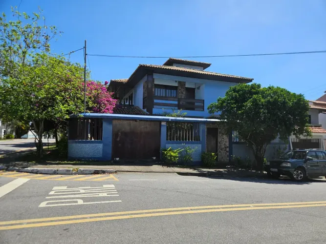Casa para venda com 298 metros quadrados com 6 quartos