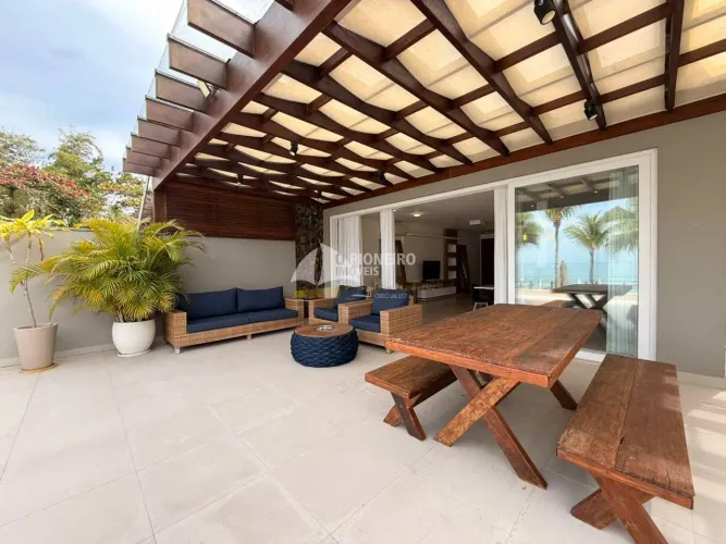 Casa de Condomínio com 3 suítes pé na areia em juquehy