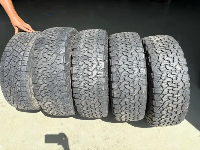 4 Pneus BFGoodrich All-Terrain T/A LT 285/70 R17 e Rodas Troller R17