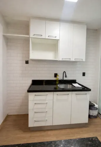 VENDO COZINHA COMPLETA, COM ARMÁRIOS E BANCADA EM GRANITO (com cuba e torneira)