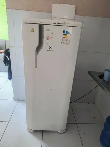 Geladeira Eletrolux 240L