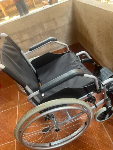 Cadeira de rodas nova 3 mês de uso