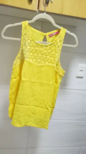 Duas blusas com detalhe em crochê